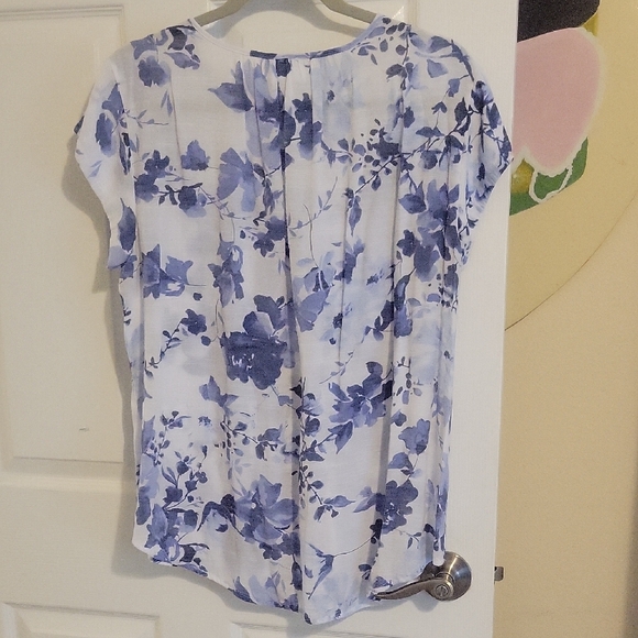 Liz Claiborne womans sheer Blue White Floral Top crochet detailing pleats szLG - Picture 4 of 4